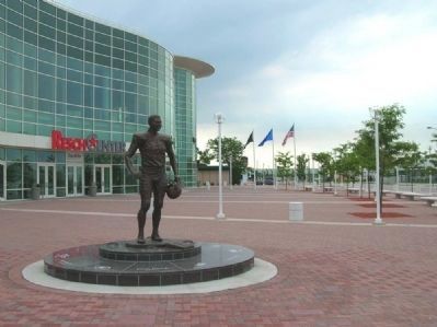 Bart Starr Statue and Resch Center image. Click for full size.