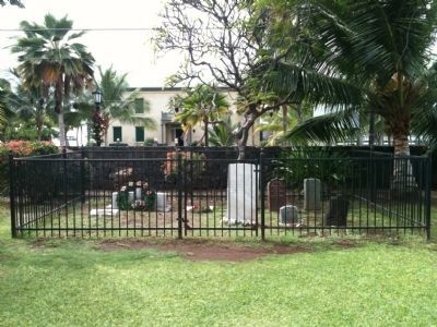Small Cemetery in front of Moku'aikaua Church image. Click for full size.