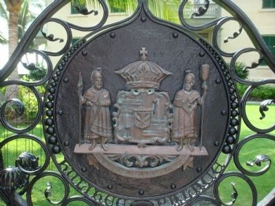 Medallion on Front Gate of Hulihe'e Palace image. Click for full size.
