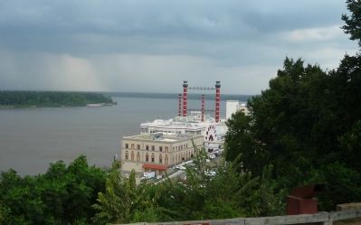 View northward toward the Vicksburg riverfront and the Ameristar Casino Hotel image. Click for full size.