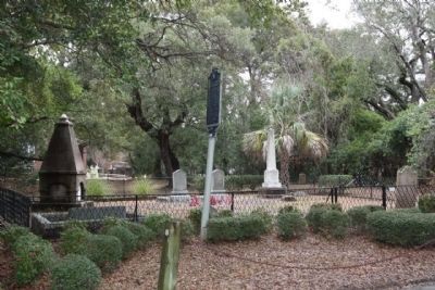 War of 1812 Monument,(L) as mentioned, located in the Confederate Cemetery. Click for full size. War of 1812 Monument,(L) as mentioned, located in the Confederate Cemetery image. Click for full size.