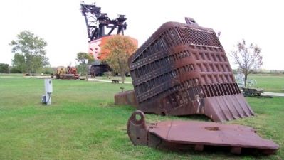 40 Cubic Yard Dipper image. Click for full size.