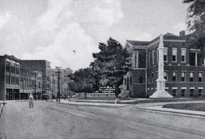 Main Street Showing Courthouse<br>and Confederate Monument image. Click for full size.