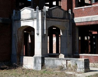 Old Hattiesburg High School -<br>Boy's Entrance image. Click for full size.