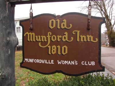 Old Munford Inn signpost image. Click for full size.