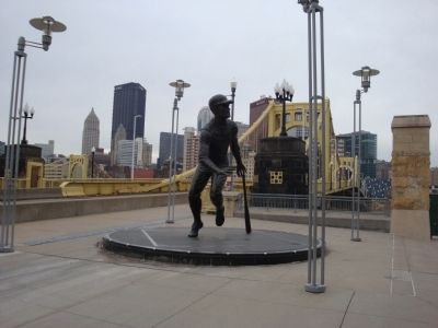 Roberto Clemente statue image. Click for full size.