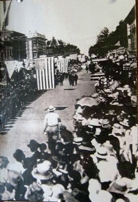 June 4th, 1919 homecoming parade in Lodi - looking west down Pine Street image. Click for full size.
