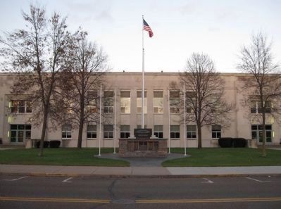 Veterans Memorial and Courthouse. Click for full size. Veterans Memorial and Courthouse image. Click for full size.