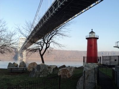 Jeffreys Hook Light and the George Washington Bridge image. Click for full size.