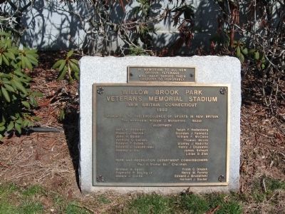 Plaque Behind the Monument image. Click for full size.