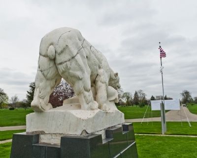 Polar Bear Statue (rear) image. Click for full size.