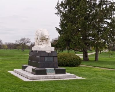 Polar Bear Statue (front view) image. Click for full size.