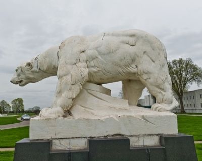 Polar Bear Statue image. Click for full size.