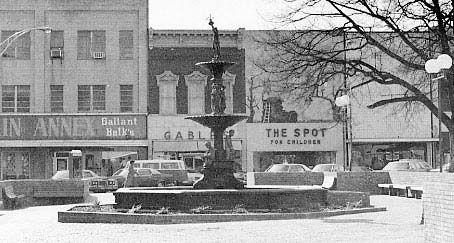 Robert Anderson Memorial Fountain, Courthouse Square image. Click for full size.