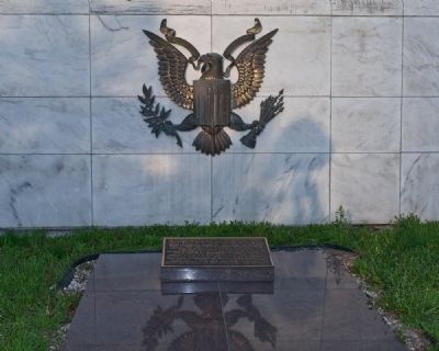 Veterans' Memorial Building Marker image. Click for full size.
