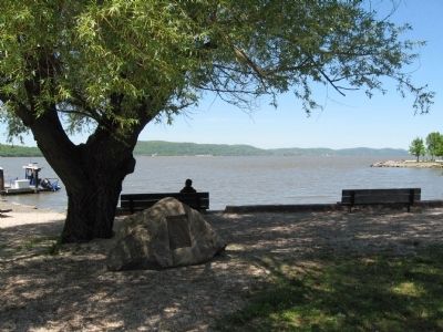 Willow Point Marker and the Hudson River image. Click for full size.