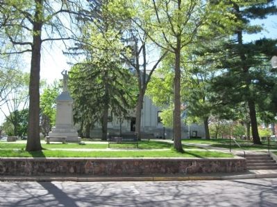 Monument and Courthouse image. Click for full size.
