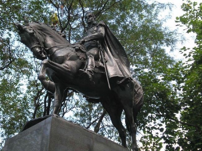 Simon Bolivar statue image. Click for full size.