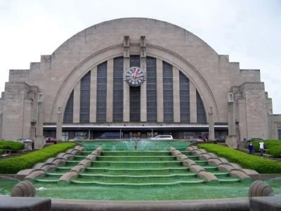 Cincinnati Union Terminal and water fountains image. Click for full size.