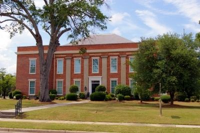 McDuffie County Courthouse. Click for full size. McDuffie County Courthouse image. Click for full size.