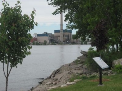 Marker with Georgia-Pacific paper mill in the distance image. Click for full size.