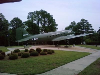 DC-3/C-47 "Skytrain" image. Click for full size.