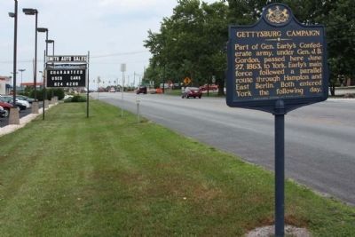 Gettysburg Campaign Marker, looking east along York Road (US 30) image. Click for full size.