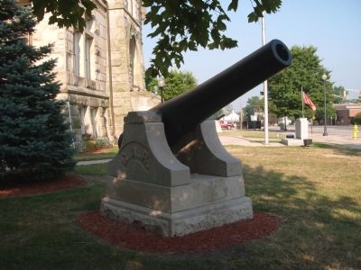Obverse View - - East Cannon on Courthouse Lawn image. Click for full size.
