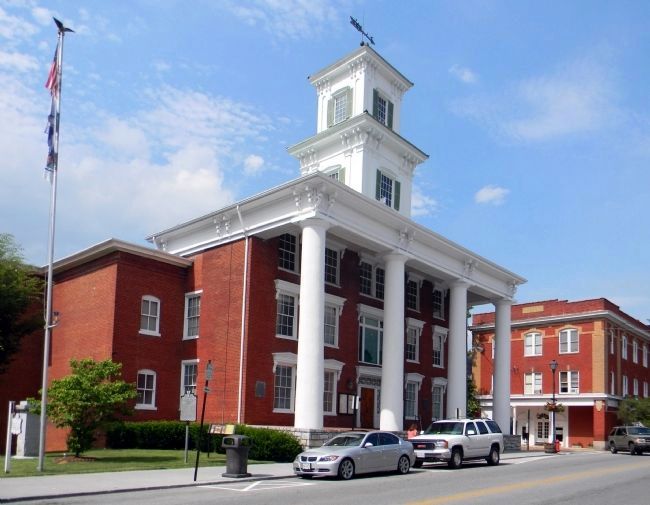 Wide view of the Washington County Courthouse and Marker image. Click for full size.