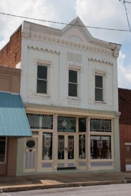 One of the few remaining older buildings in Downtown Childersburg image. Click for full size.