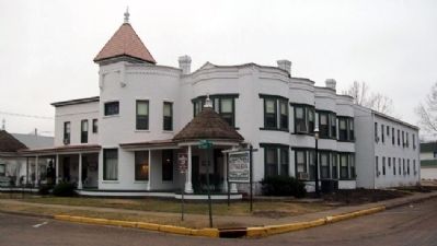 The Cottage House Hotel and Marker image. Click for full size.