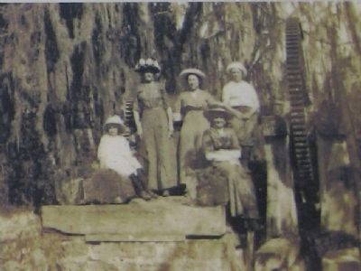 Marker close-up: Dunlawton photo from around 1900 image. Click for full size.