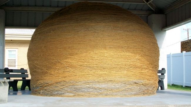 World's Largest Ball of Sisal Twine image. Click for full size.