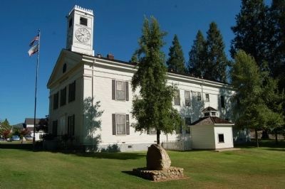 Mariposa County Courthouse and Marker. Click for full size. Mariposa County Courthouse and Marker image. Click for full size.