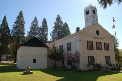 Mariposa County Court House and Marker image. Click for full size.