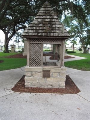 Public Well and Marker image. Click for full size.