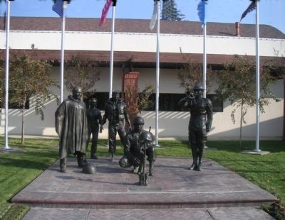 Clovis Veterans Memorial Marker and bronze soldiers image. Click for full size.