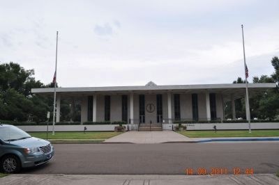 Paducah City Hall facing park image. Click for full size.