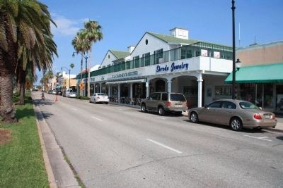 Ennes Arcade and Hotel Valencia image. Click for full size.