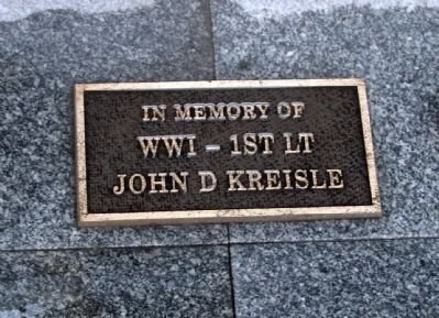 Left Plaque - - "In Memory of WW I - 1st Lt John D. Kreisle" image. Click for full size.