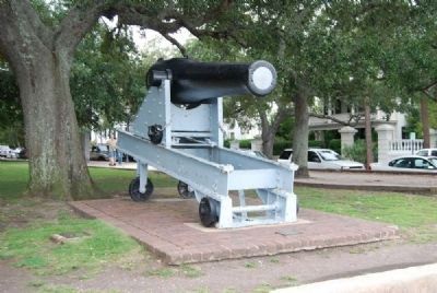Eleven Inch Dahlgren Gun and Marker image. Click for full size.