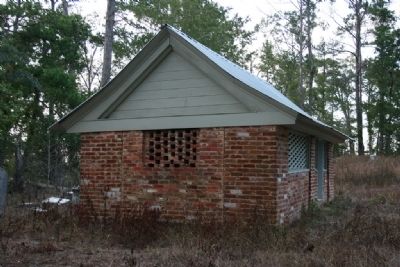 Airmount Grave Shelter side view. image. Click for full size.