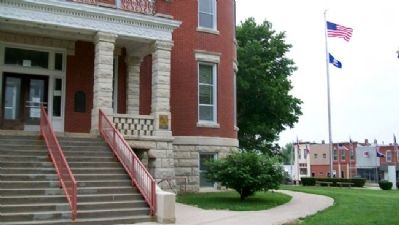 Doniphan County Courthouse and Marker image. Click for full size.