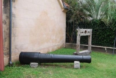 Right Cannon. Click for full size. Right Cannon image. Click for full size.