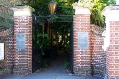 The Unitarian Church in Charleston Marker (L) at Gateway Walk on King Street image. Click for full size.