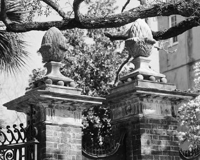 Simmons-Edwards House Pineapple Gate image. Click for full size.