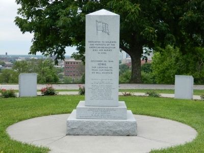 Iowa Revolutionary War Monument and circle of States image. Click for full size.