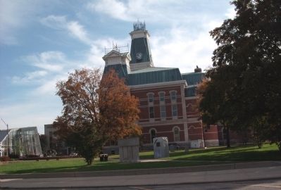 Bartholomew County Courthouse -and- the W.W. I Memorial image. Click for full size.