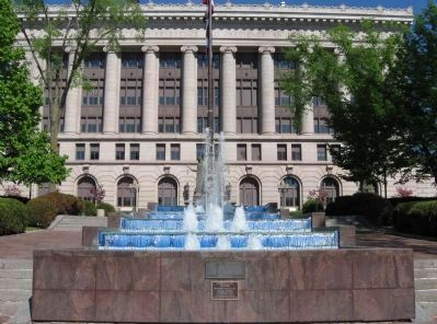 Priley Fountain / Duluth Civic Center and Plaques image. Click for full size.