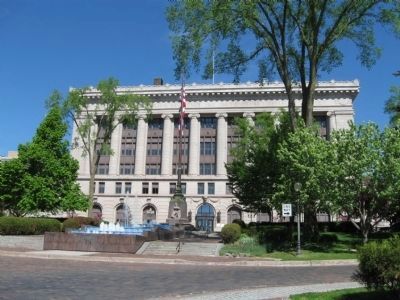 Priley Fountain / Duluth Civic Center image. Click for full size.